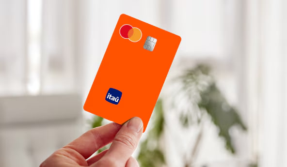 cartão de crédito do itaú sendo segurado por uma mão