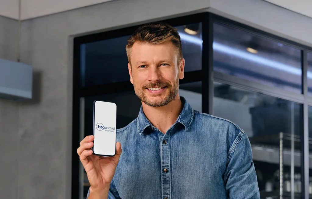 foto de rodrigo hilbert representando o app do btg 